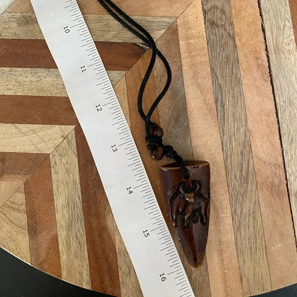 VINTAGE - Carved Bone Pendant with Bull / Taurus / Zodiac - Picture 3 of 3